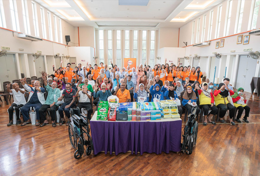 Kakitangan GK Bio bergambar kenangan bersama warga emas dan kaki tangan Rumah Seri Kenangan Cheras selepas selesai program sumbangan. – Gambar GK Bio