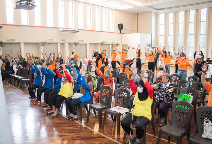 Warga emas dan semua kakitangan acara melakukan senaman aerobik yang diketuai oleh ahli fisioterapi daripada Alpro Pharmacy Sdn. Bhd. – Gambar GK Bio