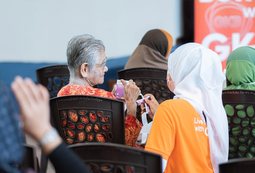 Pakar pemakanan GK Bio menerangkan tentang produk probiotik kepada salah seorang warga emas yang menyertai program tersebut. Gambar – GK Bio