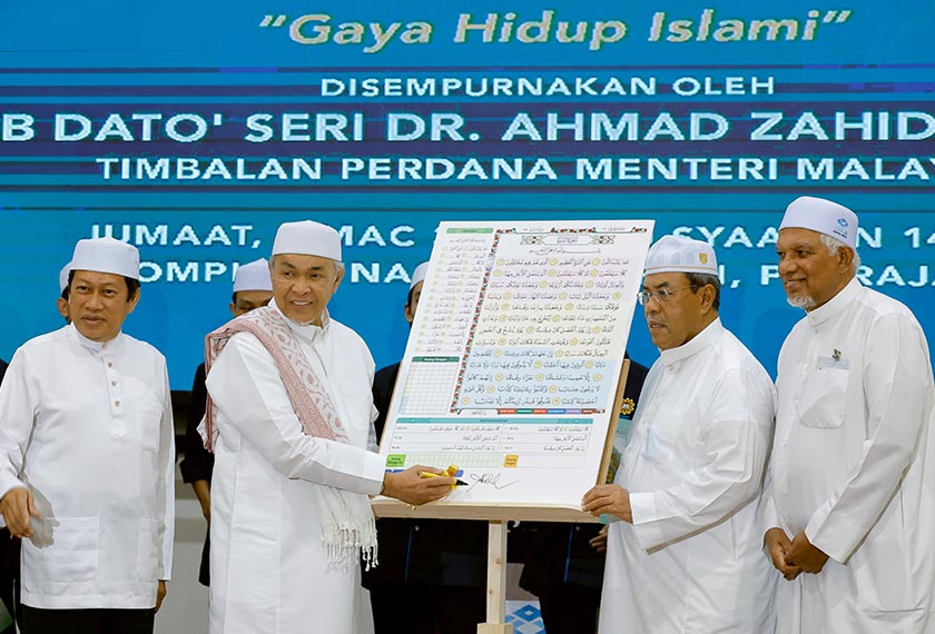 Ahmad Zahid melancarkan Pelaksanaan Mushaf Al-Huffaz pada Majlis Perasmian Program Wakaf Al-Quran Peringkat Kebangsaan 2024 di Kompleks Nasyrul Quran semalam. --fotoBERNAMA