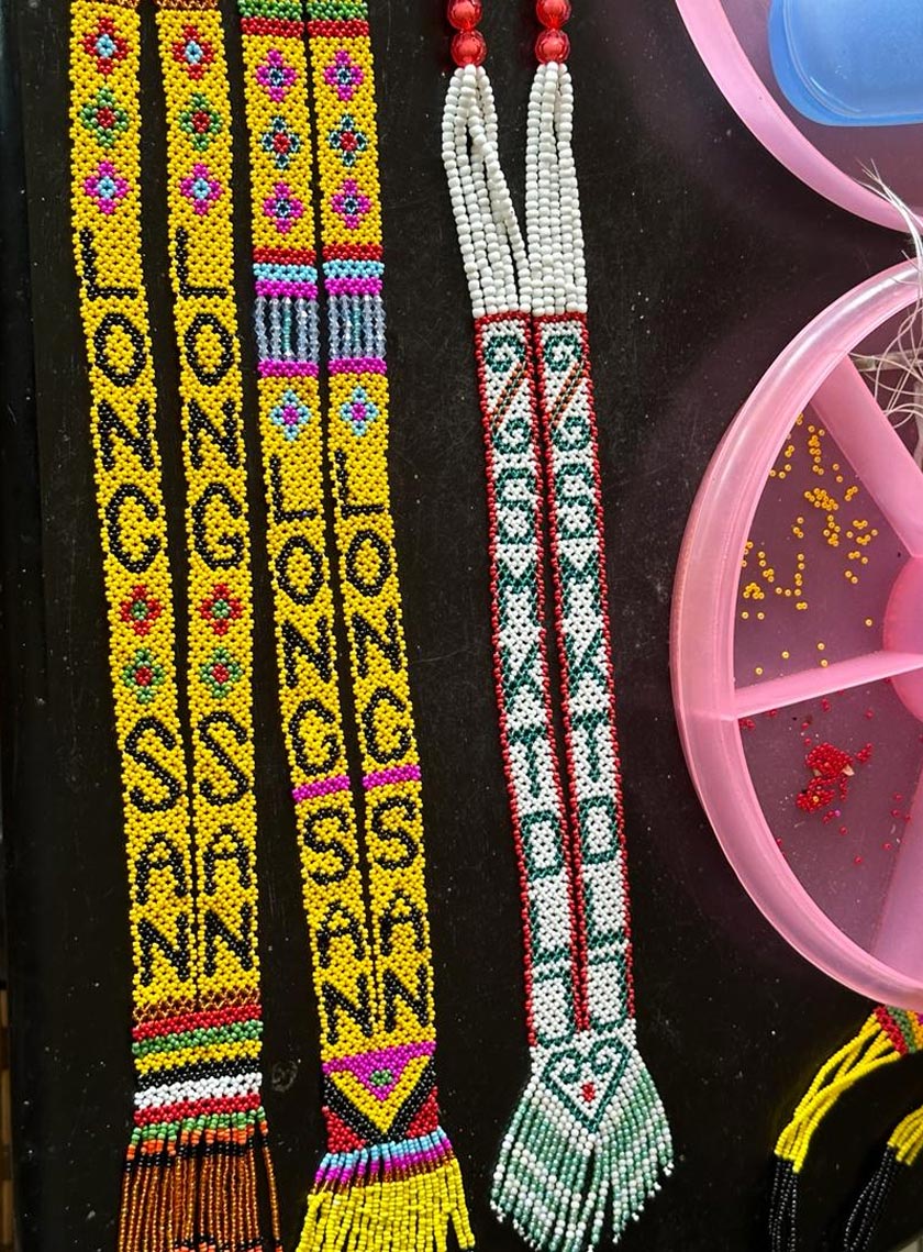 Anyaman manik yang memerlukan konsentrasi dan ketekunan.