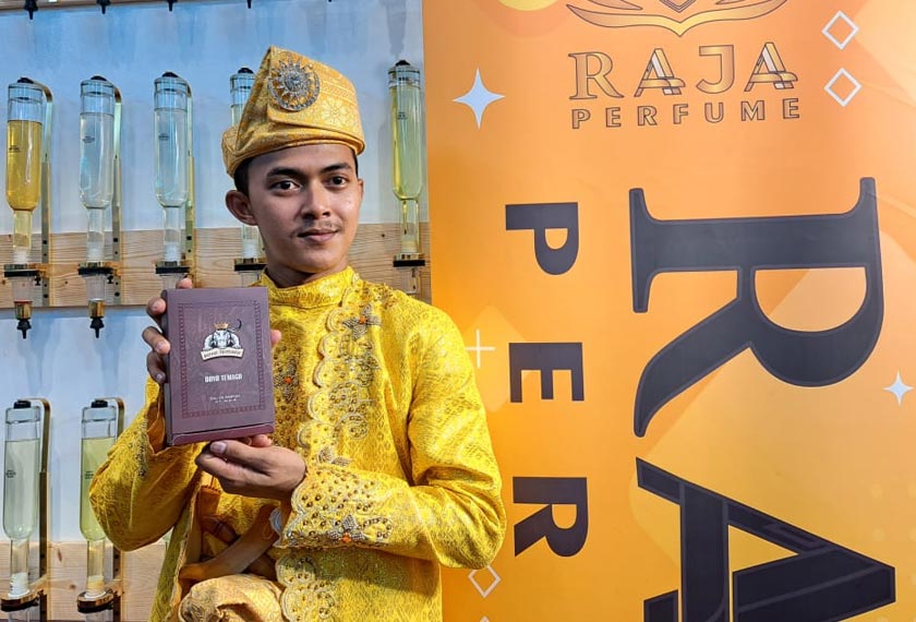 Wan Mohd Rahimie menunjukkan produk terbarunya yang dinamakan 'Boyo Temago'. - Foto Astro AWANI