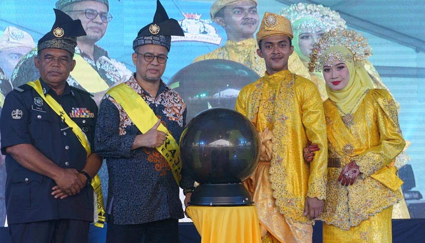 Long bersama isteri, Nor Adilah Zakaria, dan Azman (dua, kiri) pada majlis perasmian cawangan keempat Raja Perfume di Bandar Baru Jelawat semalam. - Foto Astro AWANI