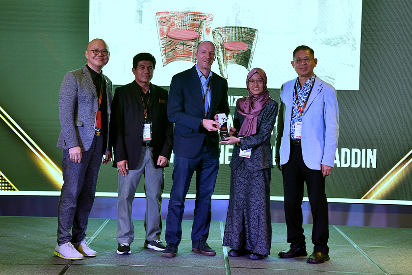 Pengasas dan Pengerusi MIFF Datuk Dr Tan Chin Huat (kanan) bersama Naib Presiden Informa Markets Asia Ian Roberts (tiga, kiri) menyampaikan anugerah kepada Siti Mehran (dua, kanan) pada majlis di Kompleks MITEC, Kuala Lumpur, semalam. --fotoBERNAMA