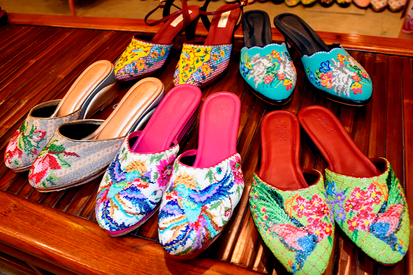 Kasut manik. --fotoBERNAMA