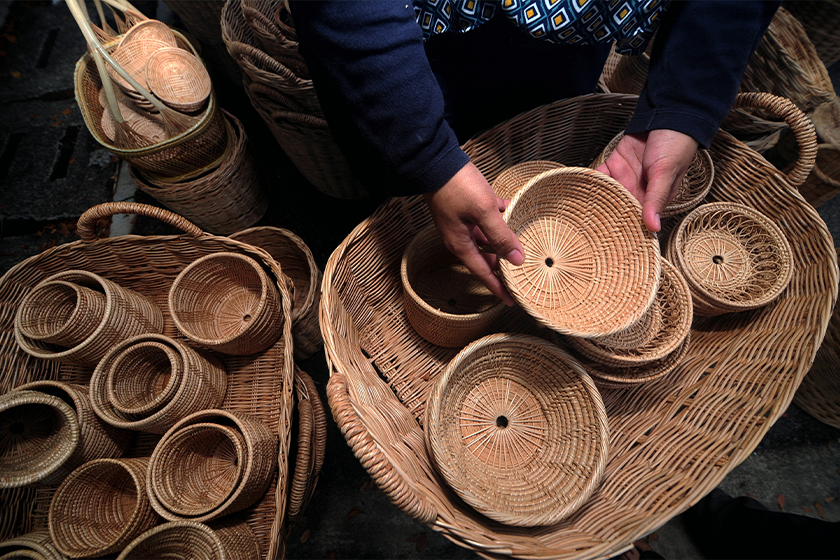 Bakul rotan. --fotoBERNAMA