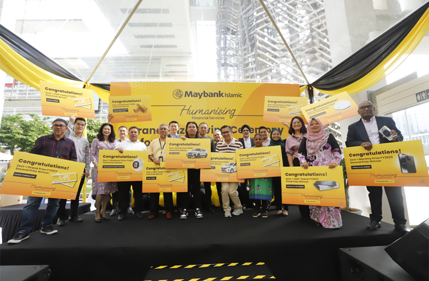 Para pemenang pada acara penyampaian hadiah cabutan bertuah Akaun Pelaburan Mudarabah: Zest-i Maybank Islamic di Putrajaya.