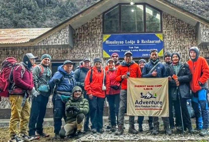 Azhan Rani (kanan) bergambar kenangan bersama kesemua pendaki di Tok Tok sebelum mereka berpecah meneruskan pendakian ke EBC dan Island Peak.