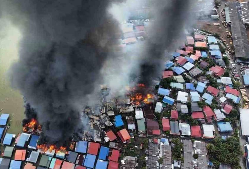Kebakaran terjadi di perkampungan atas air Kampung Tanjung Batu, Tawau, semalam. - Foto Sinar Harian