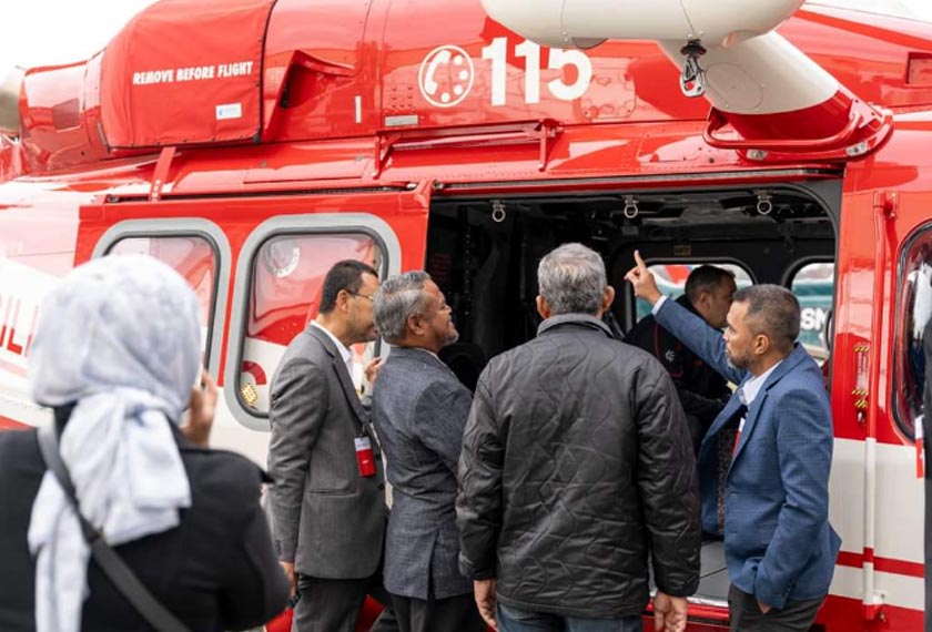 Pegawai-pegawai KDN diberi penerangan tentang helikopter AW189 semasa lawatan ke fasiliti pemasangan pesawat di Itali.