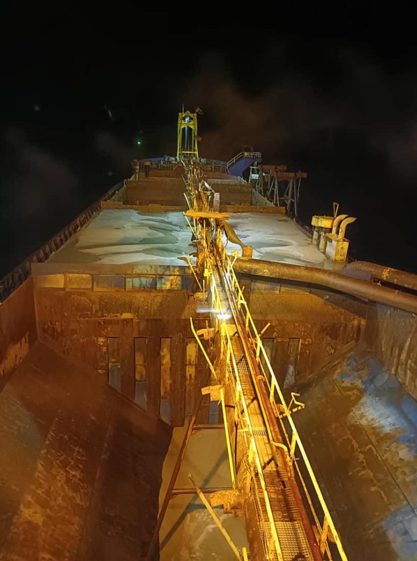 Kapal korek bersama muatan 1,500 tan metrik pasir telah ditahan bagi tujuan siasatan. - Foto Maritim Malaysia Perak