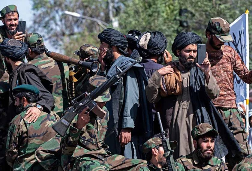 Kumpulan Taliban berkonvoi berhampiran kedutaan AS di Kabul semasa sambutan ulang tahun kali kedua mengambil alih negara daripada tentera asing. - Foto agensi