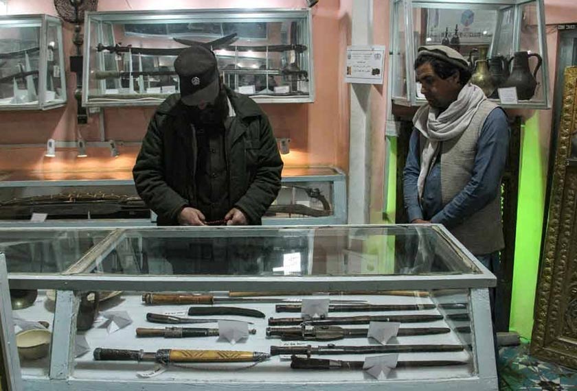Seorang anggota keselamatan Taliban melihat barangan antik yang dipamerkan dalam Masjid Biru di Mazar-i-Sharif. - Foto agensi
