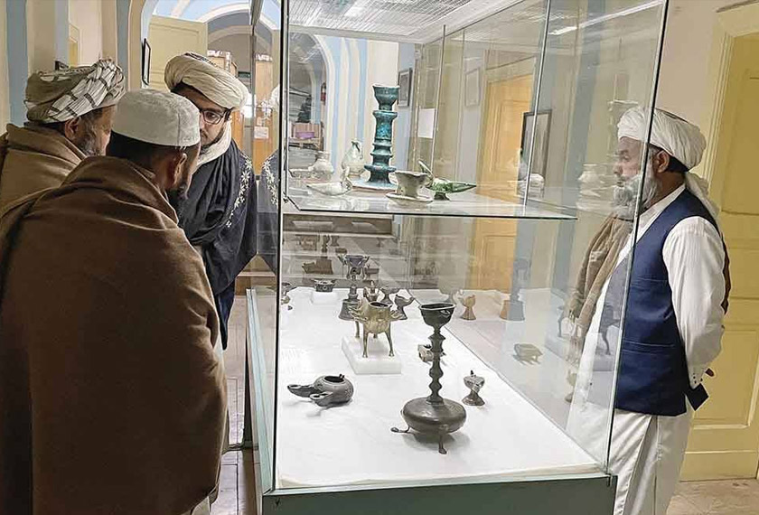 Orang ramai mengunjungi muzium yang dibuka semula oleh kumpulan Taliban selepas berjaya menawan semula Afghanistan pada tahun 2021. - Foto agensi
