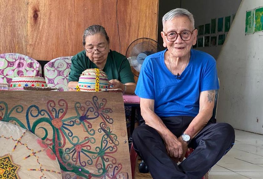 Warga emas, William dan Lucy yang masih aktif menghasilkan pelbagai kraf tradisional