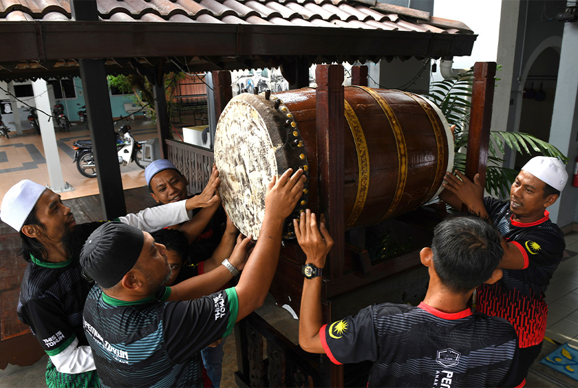 Ahli qariah Masjid Cherok Tokun Bawah Bukit Mertajam memasang beduk di pekarangan masjid. --fotoBERNAMA