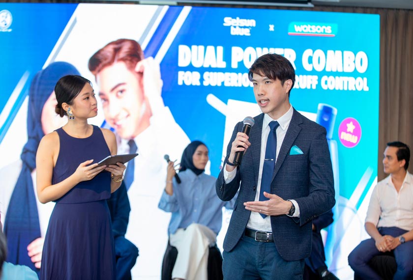 Pengurus Jenama Kanan Rohto-Mentholatum Malaysia, Aaron Wong sedang berkongsi berkenaan tinjauan pengguna - Gambar Selsun Blue