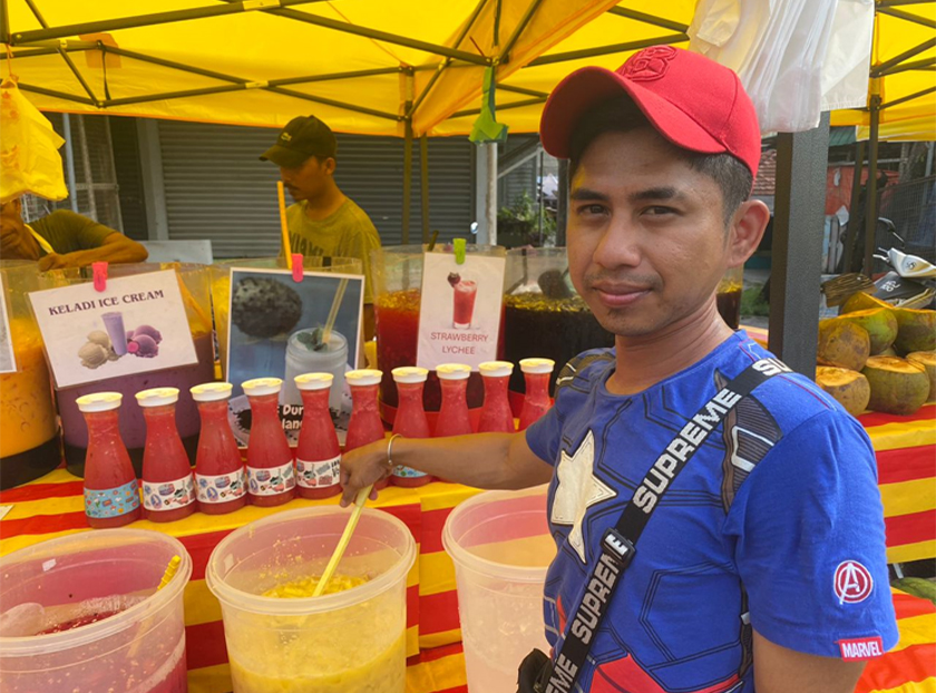 Zulhilmi cuma berharap agar jualan minumannya lancar dan laku. - Astro AWANI