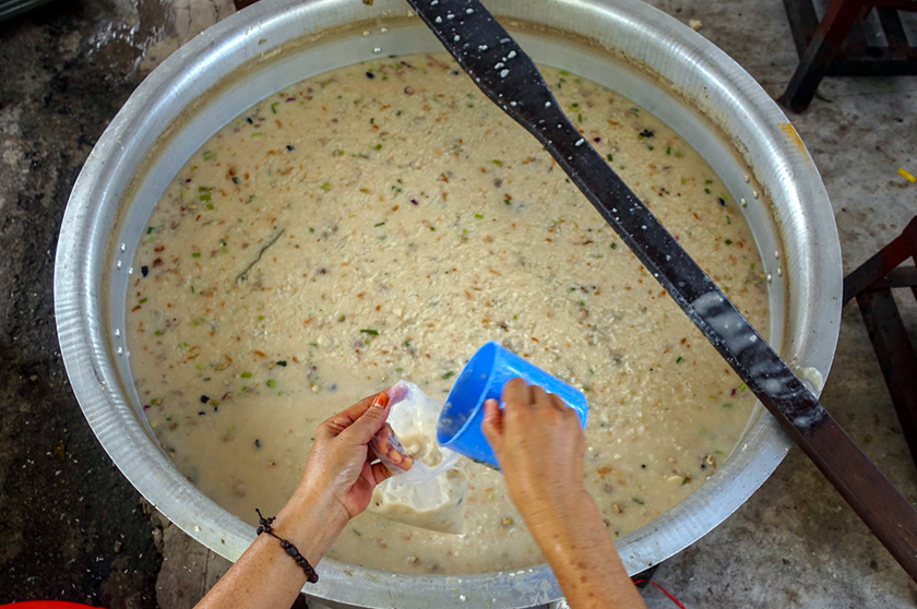 Tajaan daripada semua penyumbang banyak membantu pihak masjid untuk terus mengagihkan bubur lambuk. - Gambar/ Bernama