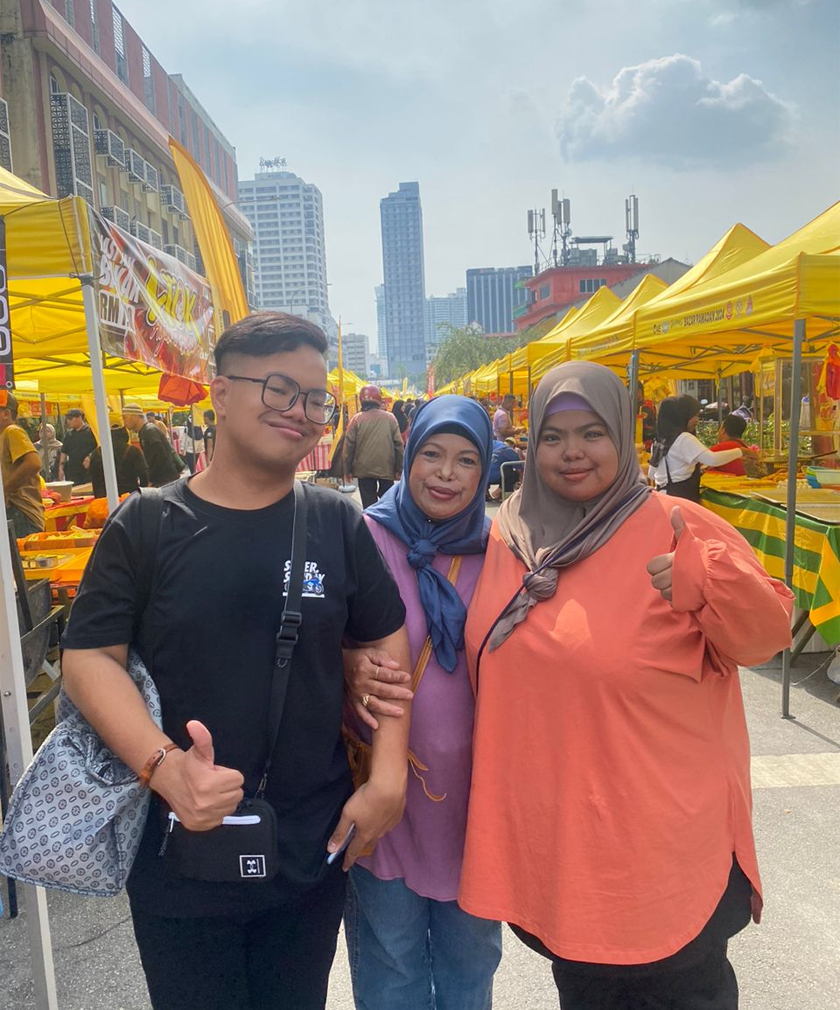 Samsiah (tengah) bersama anak-anaknya tidak melepaskan peluang meninjau kemeriahan bazar Ramadan sebelum pulang ke Singapura. - Astro AWANI