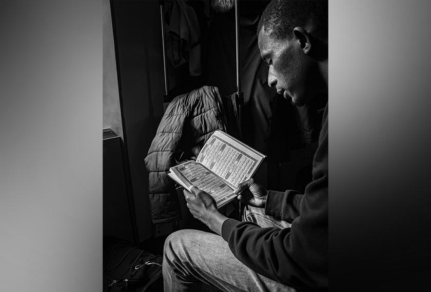 Selain melipatgandakan amalan membaca Al-Quran yang menjadi keutamaan di bulan Ramadan, masyarakat juga boleh mengajak sahabat melakukan ibadat lain bersama-sama. - Gambar hiasan