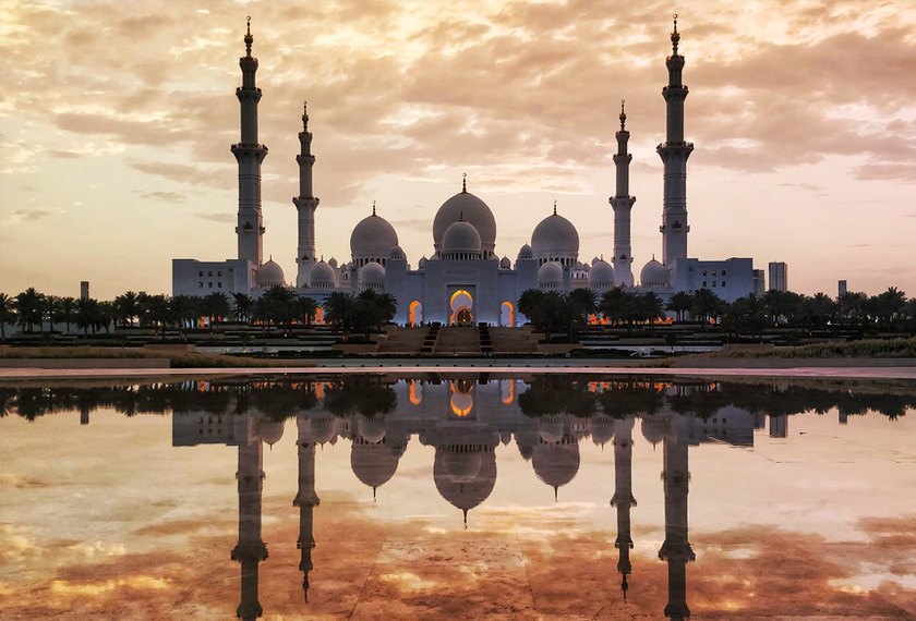 Masjid merupakan pusat keberkahan hidup di dunia dan akhirat. - Gambar hiasan