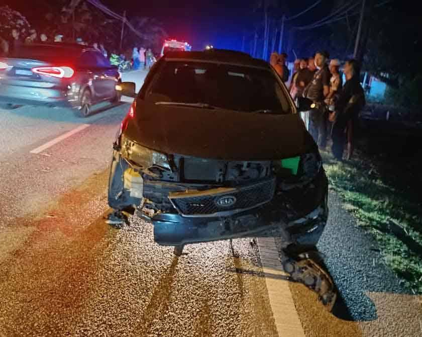 Kereta Naza Forte rosak di bahagian depan selepas terlibat kemalangan dengan sebuah kereta dan motosikal di Jalan Mawai-Tanjung Sedeli, Kota Tinggi, pada Selasa. - Foto Sinar Harian