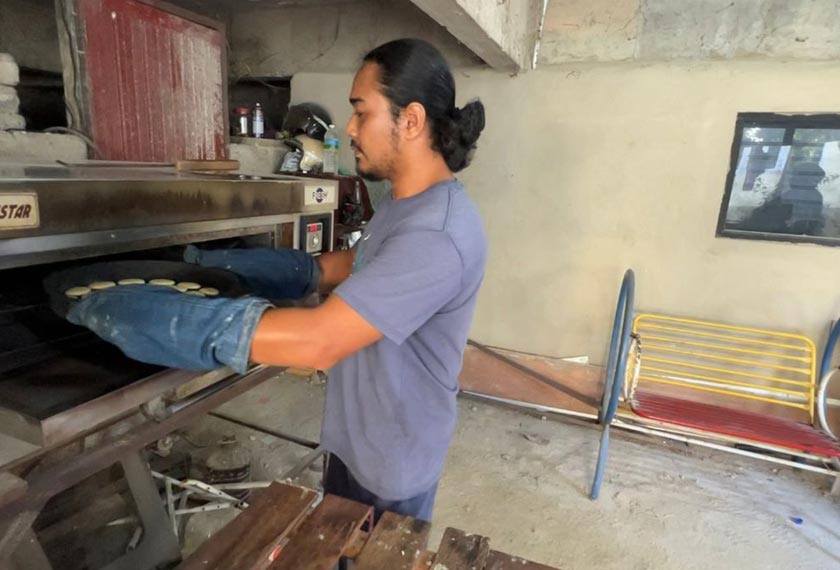 Nekbat kini dibakar menggunakan ketuhar yang besar untuk menggandakan jumlah nekbat yang dihasilkan bagi memenuhi permintaan pelanggan.