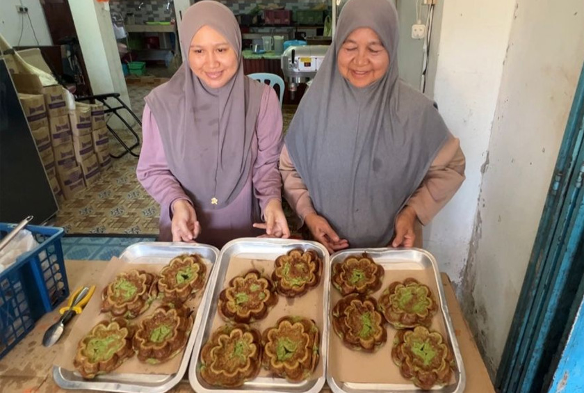 Nor Asmida Arif (kiri) dan ibu mentuanya, Rosenani Hamzah.