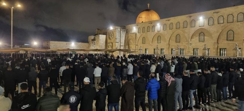 Suasana di pekarangan Masjid Al-Aqsa semasa umat Islam menunaikan solat sunat tarawih, pada Jumaat lalu. - Gambar X @mxyaslytherin