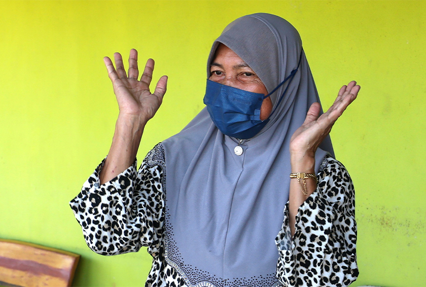 Reaksi balu Ariffin semasa bertemu dengan Muhammad Khalil dan Mazli di Kampung Batu 13, Hulu Besut, Jertih, 18 Mac 2024. --fotoBERNAMA