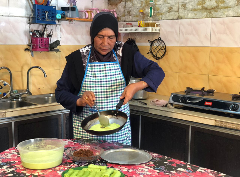 Kata Saadiah, kuih warisan tinggalan arwah ibunya bukan sekadar menjadi juadah keluarga malah kini turut dijual di gerai miliknya.