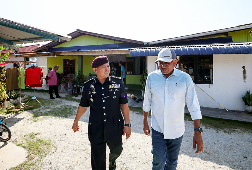 Muhammad Khalil (kanan) dan Mazli semasa meninjau kediaman keluarga Ariffin di Kampung Batu 13 di Hulu Besut, Jertih, 18 Mac 2024. --fotoBERNAMA