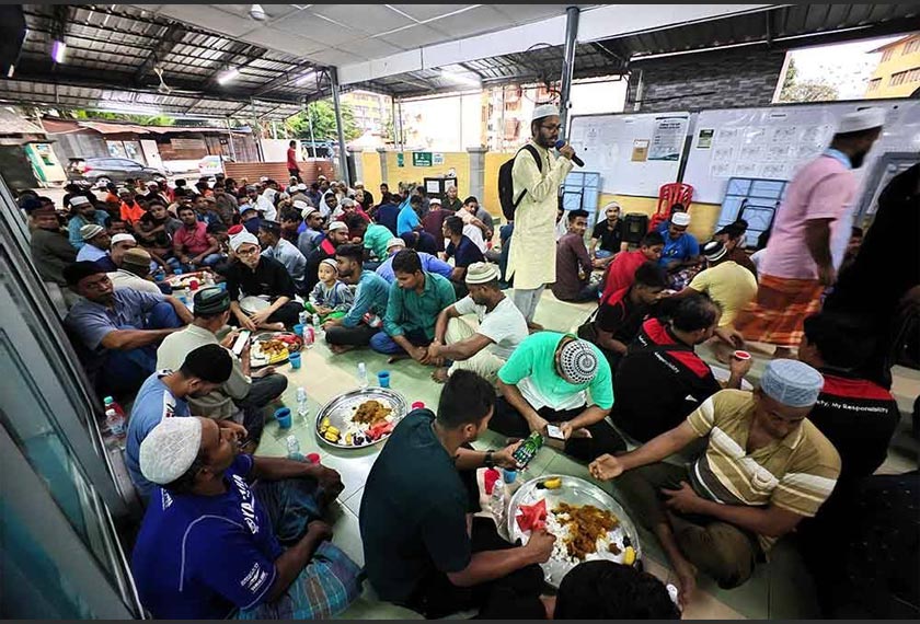 Majlis berbuka puasa yang dikendalikan warga asing dan turut dihadiri penduduk tempatan di Masjid Al-Azim Taman Semarak.