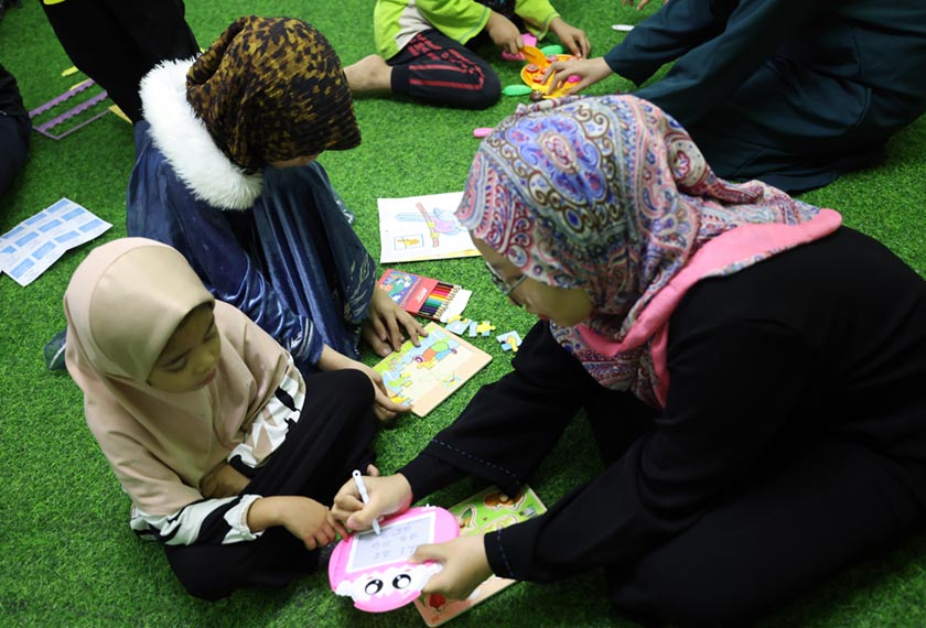 Pelbagai aktiviti bermanfaat disediakan untuk kanak-kanak setiap malam yang dikendalikan dua tenaga pengajar.