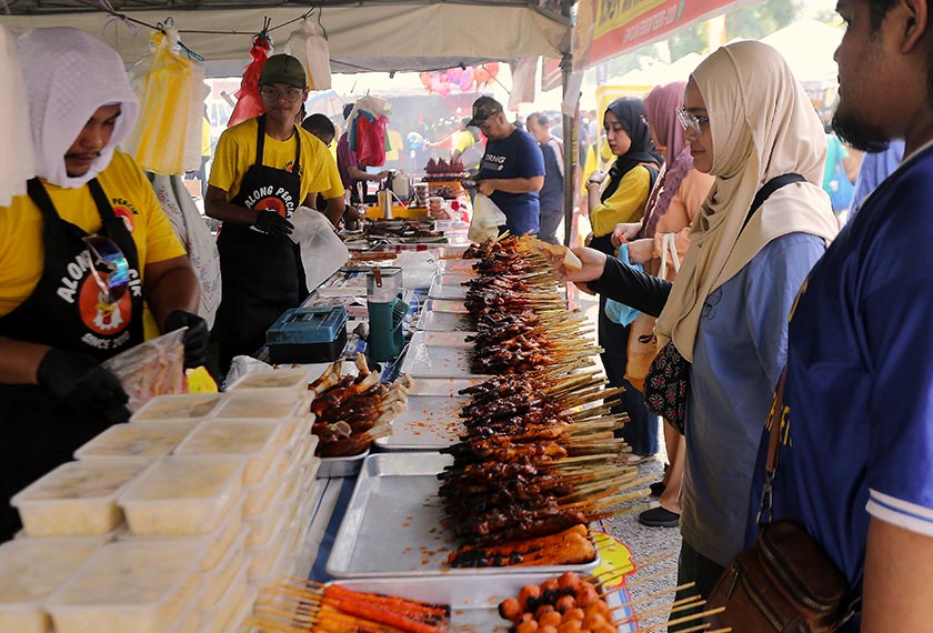 Orang ramai membeli lamb shank percik yang dijual di Bazar Ramadan Stadium Perak.