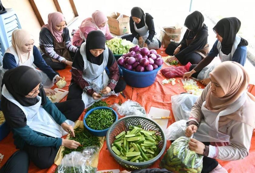 Sebahagian sukarelawan pelajar UniSZA menyediakan bahan untuk proses memasak hidangan berbuka puasa.