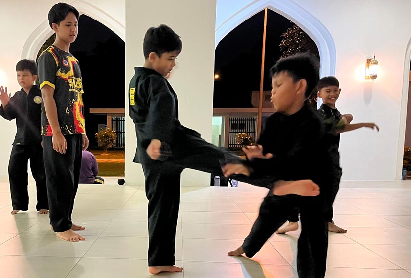 Pesilat ASM menjalani latihan selepas solat tarawih di Masjid Hussain, Seremban 2.