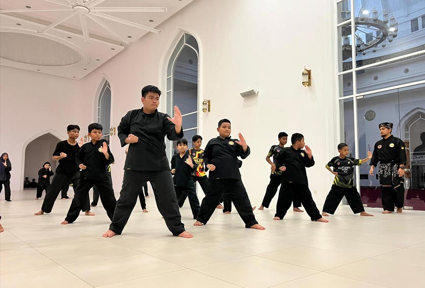 Pesilat ASM meneruskan latihan mingguan pada bulan Ramadan.