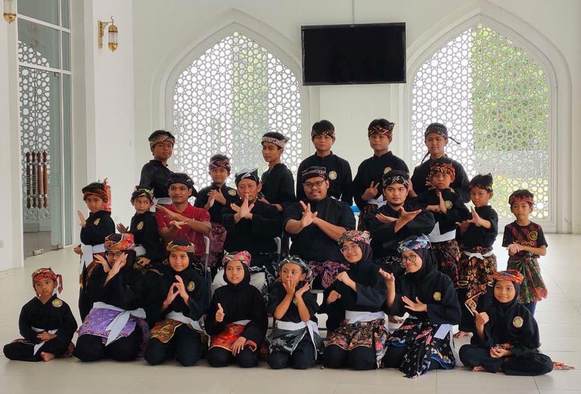 Sebahagian pesilat ASM Gelanggang Masjid Hussain, Seremban 2, bergambar bersama jurulatih.