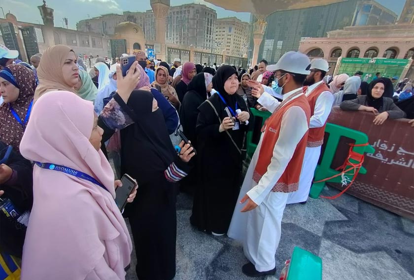 Jemaah akan disambut oleh petugas terlatih dan dibimbing sepanjang lawatan.