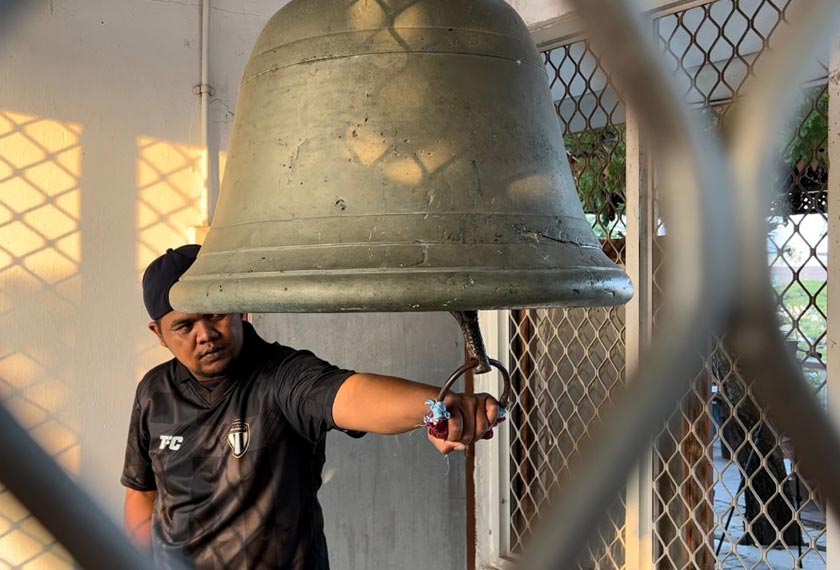 Muizzuddin mula belajar memukul genta pada usia 16 tahun sebelum mengambil alih tugasan itu daripada bapanya sejak lima tahun lalu.