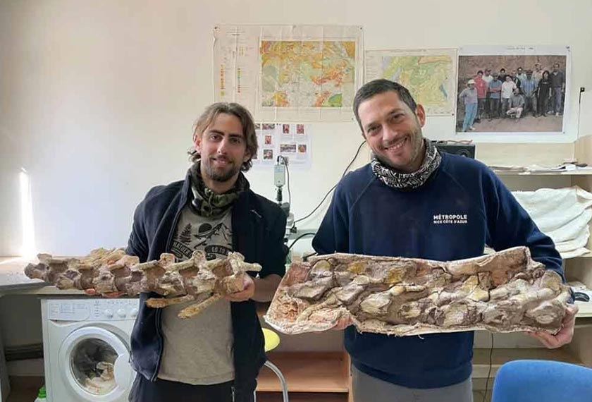 Damien Boschetto (kiri) dan Jean-Marc Veyssières yang merupakan ahli Persatuan Kebudayaan Arkeologi dan Paleontologi di Muzium Cruzy bersama fosil yang kini disimpan untuk kajian lanjut. - Foto agensi