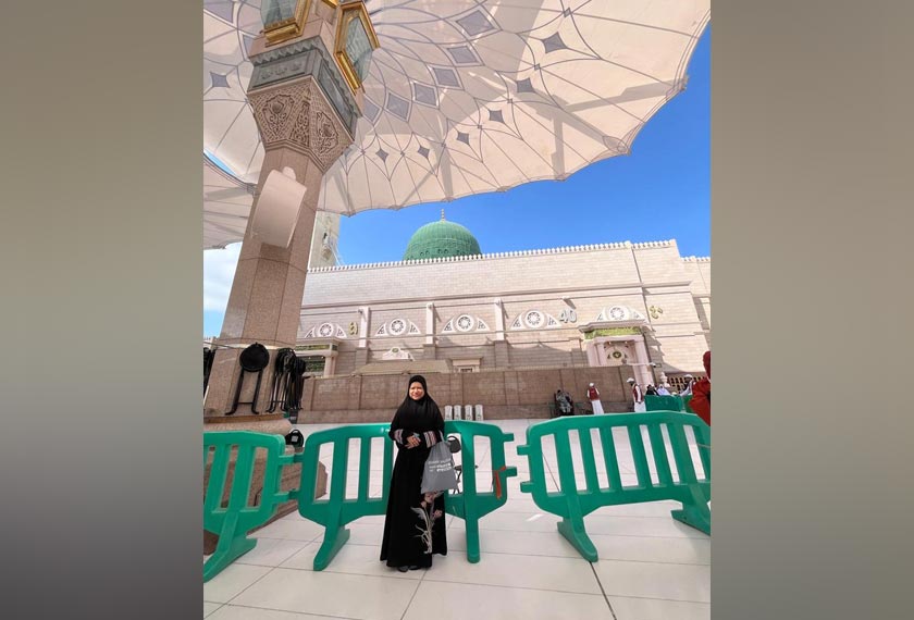 Penulis bergambar kenangan di pekarangan Masjid Nabawi, Madinah.