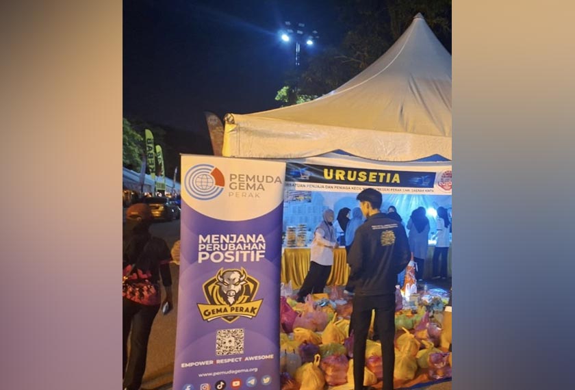 Lebihan makanan yang tidak terjual oleh peniaga bazar akan dikutip dan diagih kepada golongan yang memerlukan. 