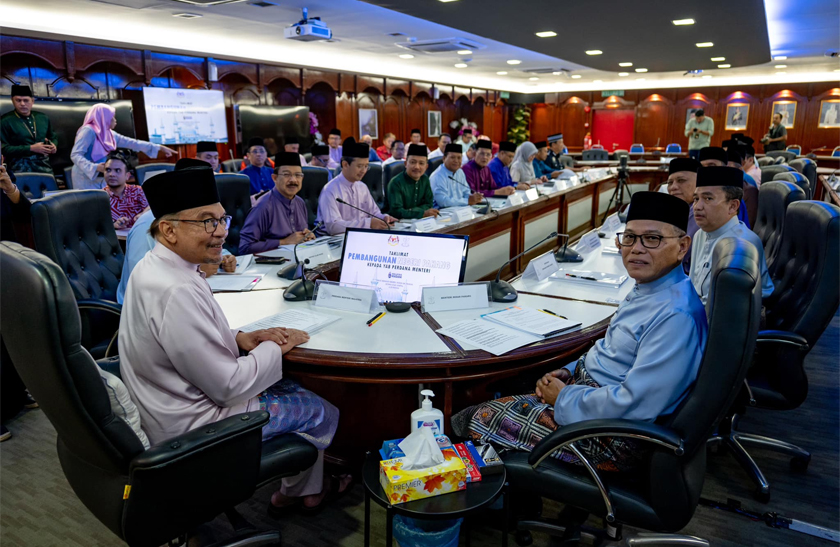 Anwar mempengerusikan Taklimat Pembangunan Negeri Pahang yang turut dihadiri Wan Rosdy (kanan), Ahli-Ahli Majlis Mesyuarat Kerajaan Negeri serta ketua-ketua jabatan. - Facebook Anwar Ibrahim