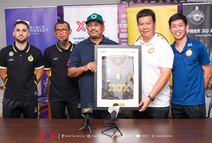 Bobie Farid (tengah) menyampaikan cenderahati kepada Leonard (dua, kanan) selepas sidang akhbar menjelang perlawanan Perak FC dan Geylang International FC di Stadium Perak malam tadi. - Foto Facebook Perak FC