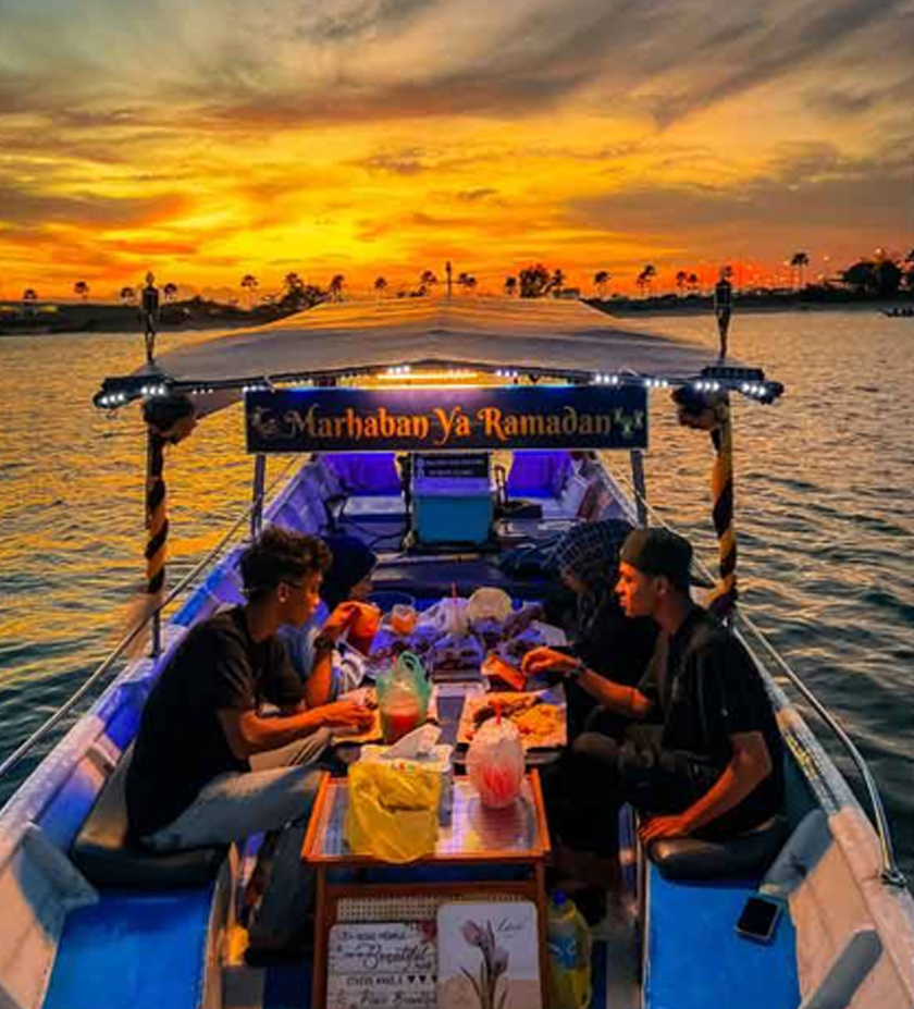 Berbuka puasa di atas bot sambil menikmati pemandangan berhampiran Drawbridge.