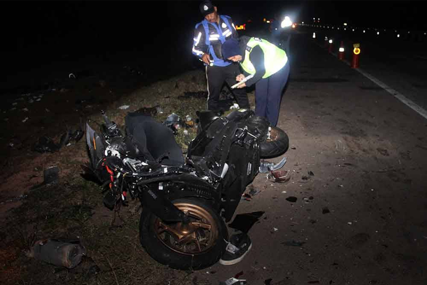 Keadaan motosikal yang terlibat nahas di Kilometer 111.4 Lebuh Raya Utara-Selatan arah utara. - Foto PDRM