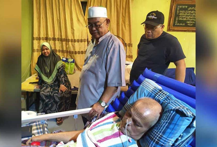 Noh (tengah) menziarahi bekas ketua kampung, Hashim Zakaria, 64, yang terlantar di rumahnya di Kampung Pinang di sini pada Sabtu. - Foto Sinar Harian